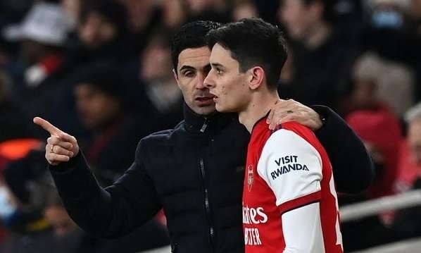 Mikel Arteta saat memberikan instruksi kepada Charlie Patino sesaat sebelum masuk lapangan kala Arsenal lawan Sunderland. (Foto: Twitter/@Arsenal)