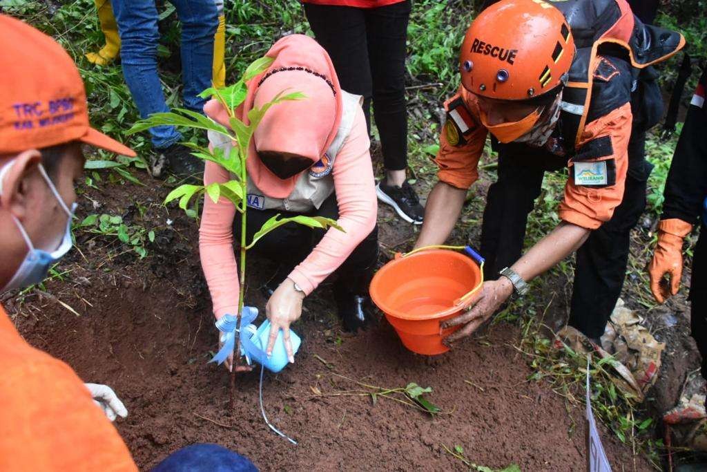 Bupati Mojokerto tanam pohon di daerah rawan bencana.(Foto: Deni Lukmantara/Ngopibareng)