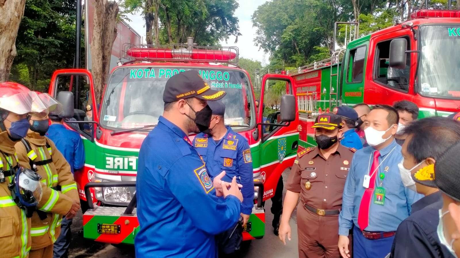 Walikota Probolinggo, Habib Hadi Zainal Abidin saat meninjau mobil pemadam kebakaran. (Foto: Ikhsan Mahmudi/Ngopibareng.id)