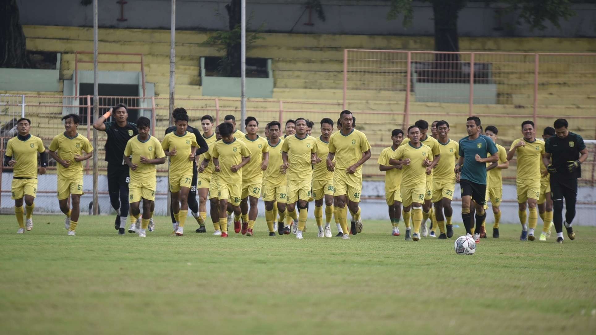 Persebaya saat menjalani latihan di Stadion Gelora 10 November, Surabaya, Rabu 22 Desember 2021. (Foto: Istimewa)