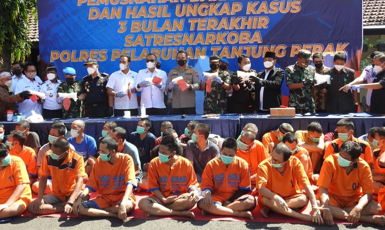 Para tersangka kasus Narkoba yang berhasil dibongkar Polres Pelabuhan Tanjung Perak. (Foto: Istimewa)