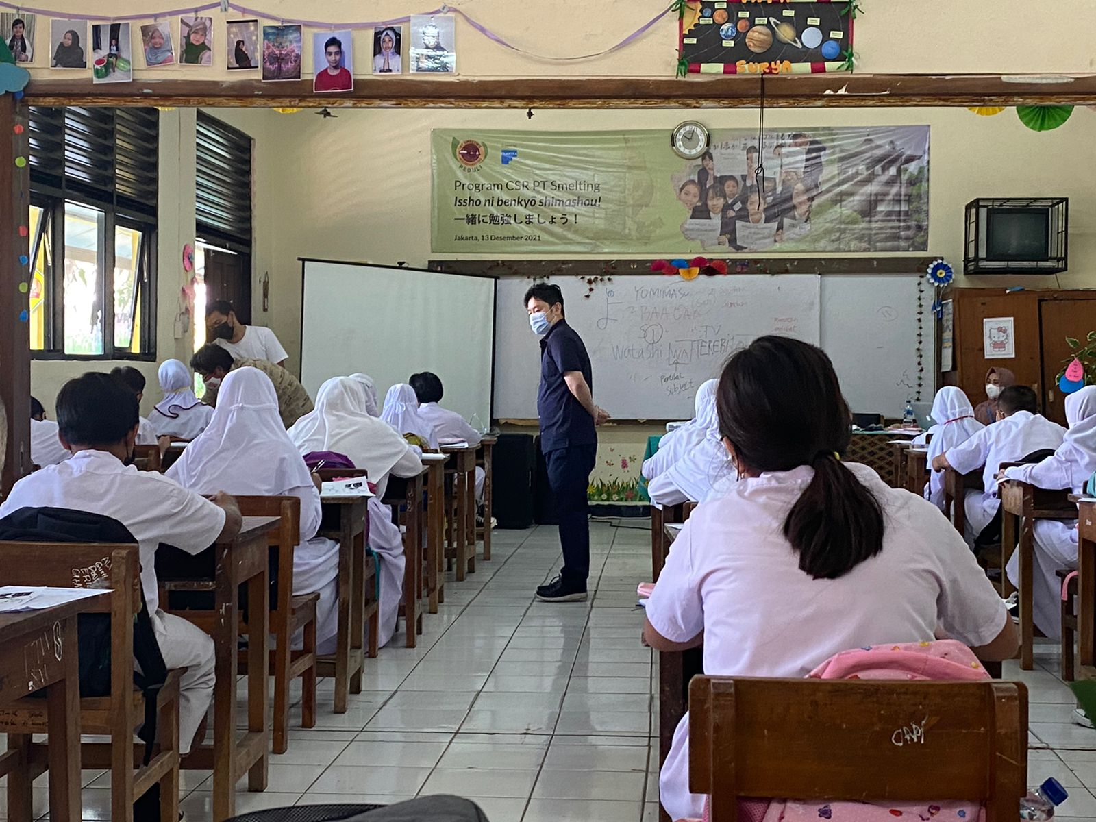 CSR PT Smelting yang lakukan pengajaran bahasa dan budaya Jepang di SD Jakarta. (Foto: PT Smelting untuk Ngopibareng.id)