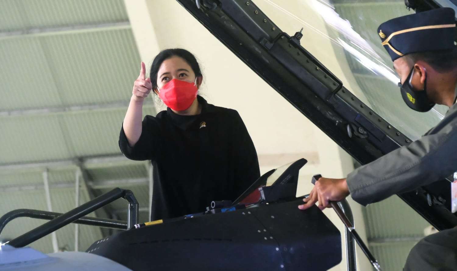 Ketua DPR RI Puan Maharani di Kokpit pesawat F-16. (foto: istimewa)