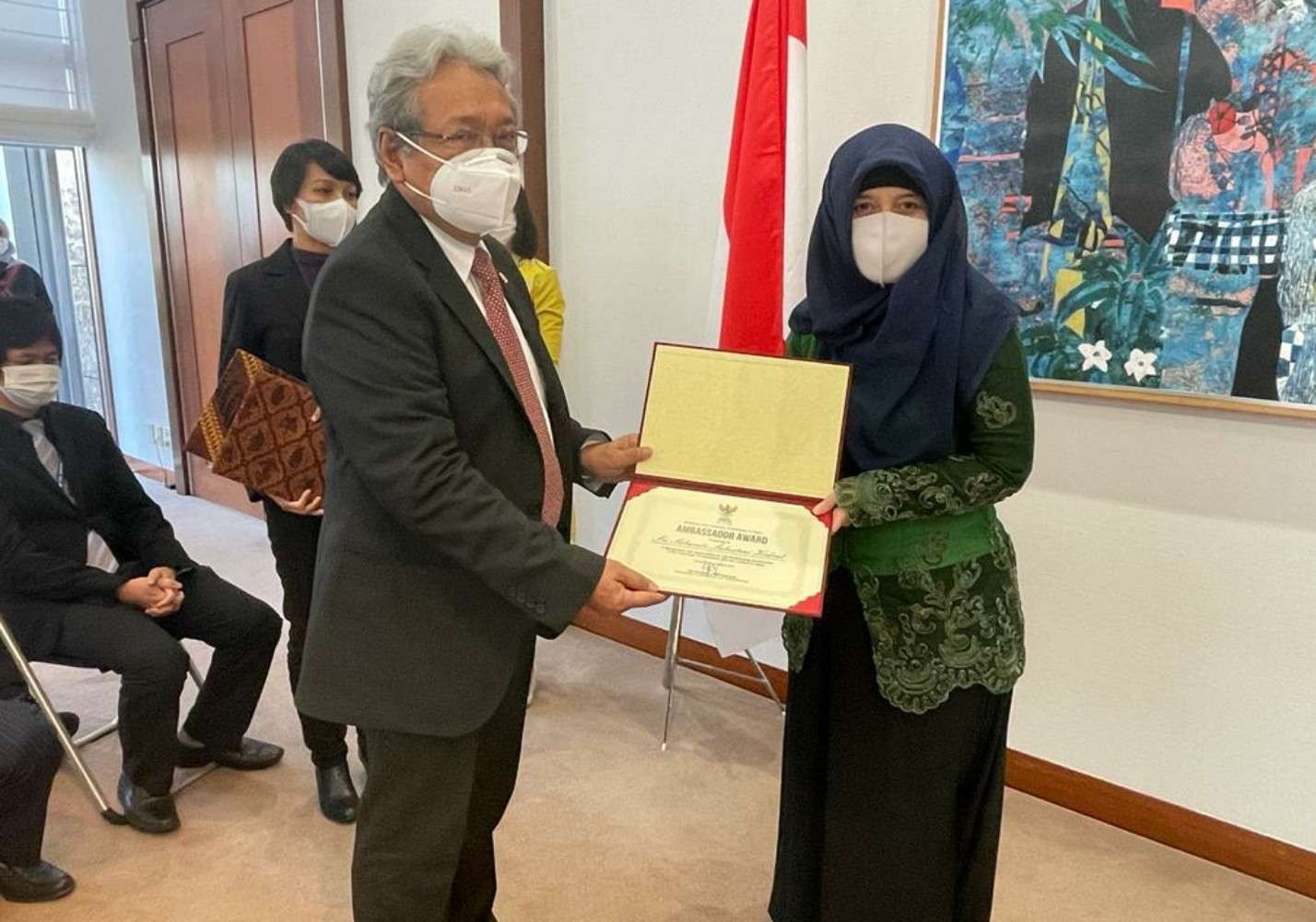 Dubes RI untuk Jepang Heri Akhmadi memberikan anugerah ambassador Award pada 6 orang pelaku seni budaya, kemanusiaan, dan ekonomi. (Foto: Dok KBRI Tokyo)