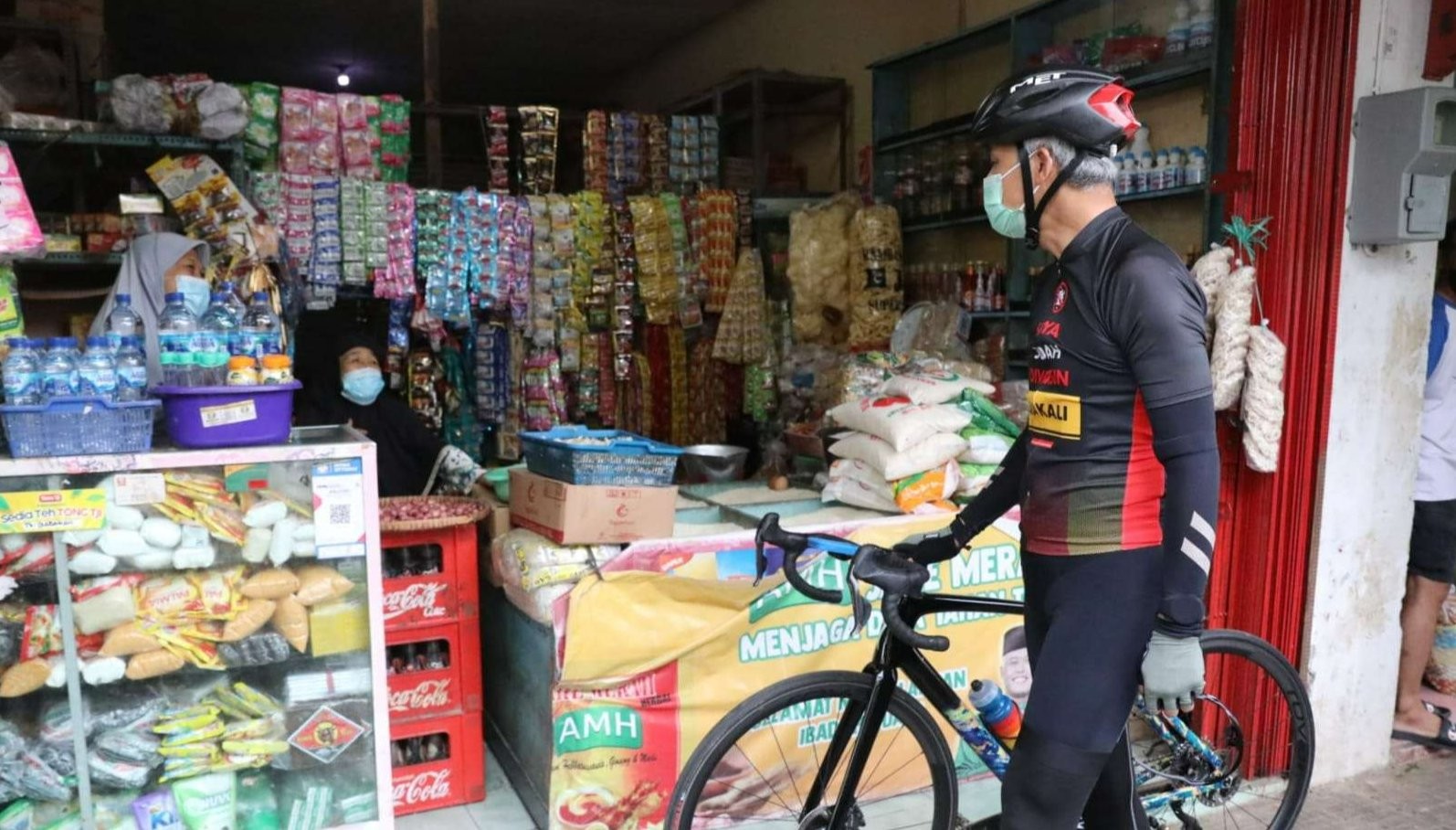 Gubernur Jawa Tengah Ganjar Pranowo saat memantau harga bahan pokok di salah satu pasar Kota Semarang. (Foto: dok Humas Pemprov Jateng)