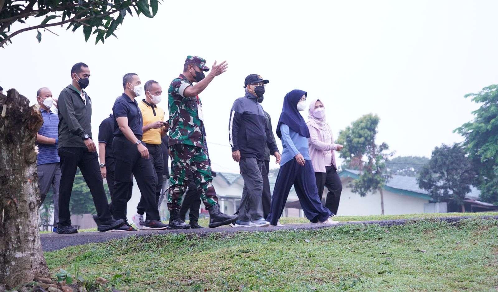 Wapres KH Ma'ruf Amin jalan sehat di Kompi Senapan B, Yonif 143 Tri Wira Eka Jaya,Lampung. (Foto: Setwapres)