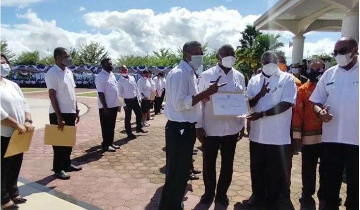 Gubernur Provinsi Papua Barat Dominggus Mandacan menyerahkan Surat Keputusan (SK) kepada para tenaga PPPK di lingkungan Pemerintah Provinsi Papua Barat pada Desember 2020 lalu. (Foto: Antara/Hans Arnold Kapisa)