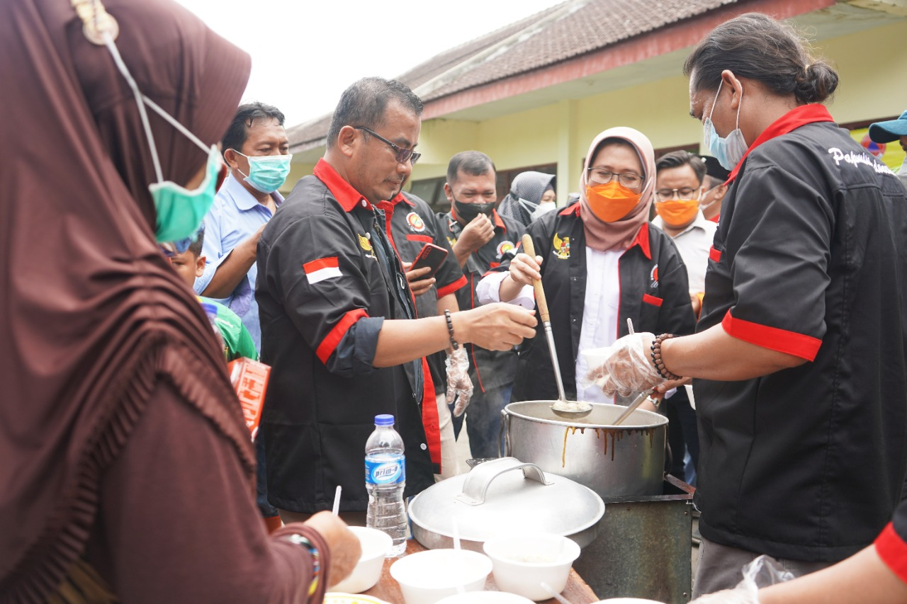 Bakso Gratis bagi pengungsi Semeru. (Foto: Kominfo Lumajang)