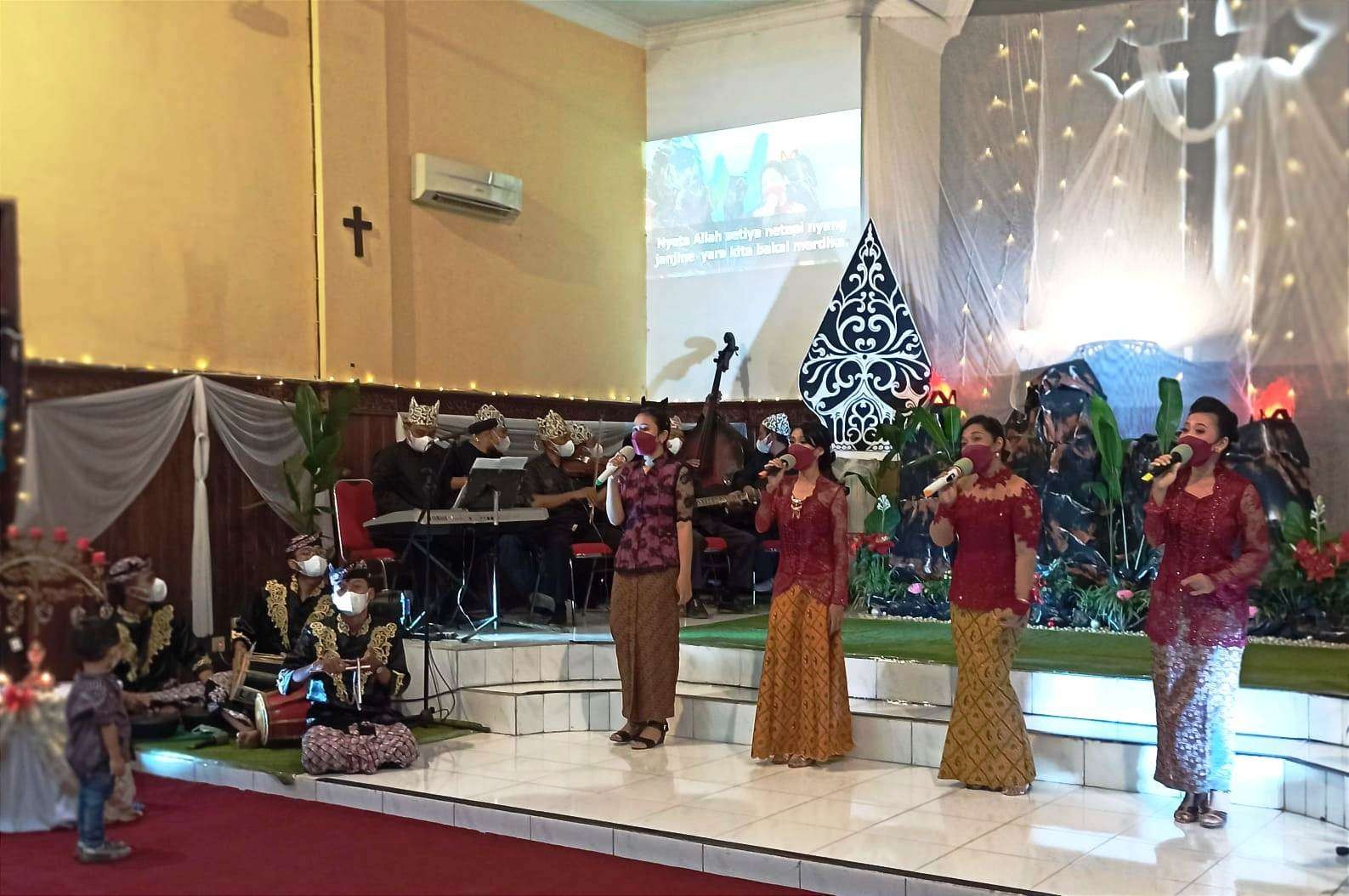 Jemaat GKJW Banyuwangi melantunkan kidung pujian berbahasa Using dengan iringan musik asli Banyuwangi yakni Kendang Kempul. (Foto:Muh Hujaini/Ngopibareng.id)