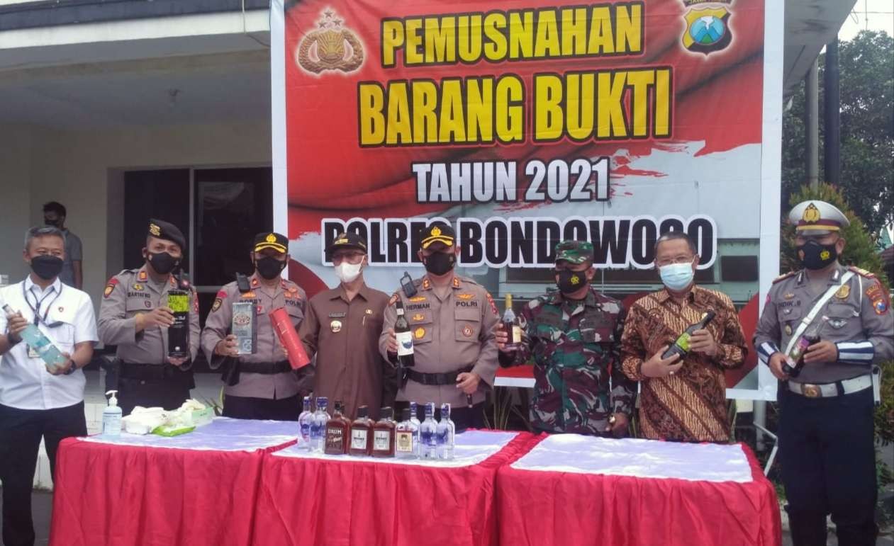 Kapolres Bondowoso AKBP Herman Priyanto bersama Bupati Salwa Arifin, Ketua DPRD Ahmad Dhafir, Dandim 0822 Letkol Kav. Widi Widayat, dan perwakilan instansi lain saat pemusnahan miras dan knalpot brong.(foto: Guido/ngopibareng.id)