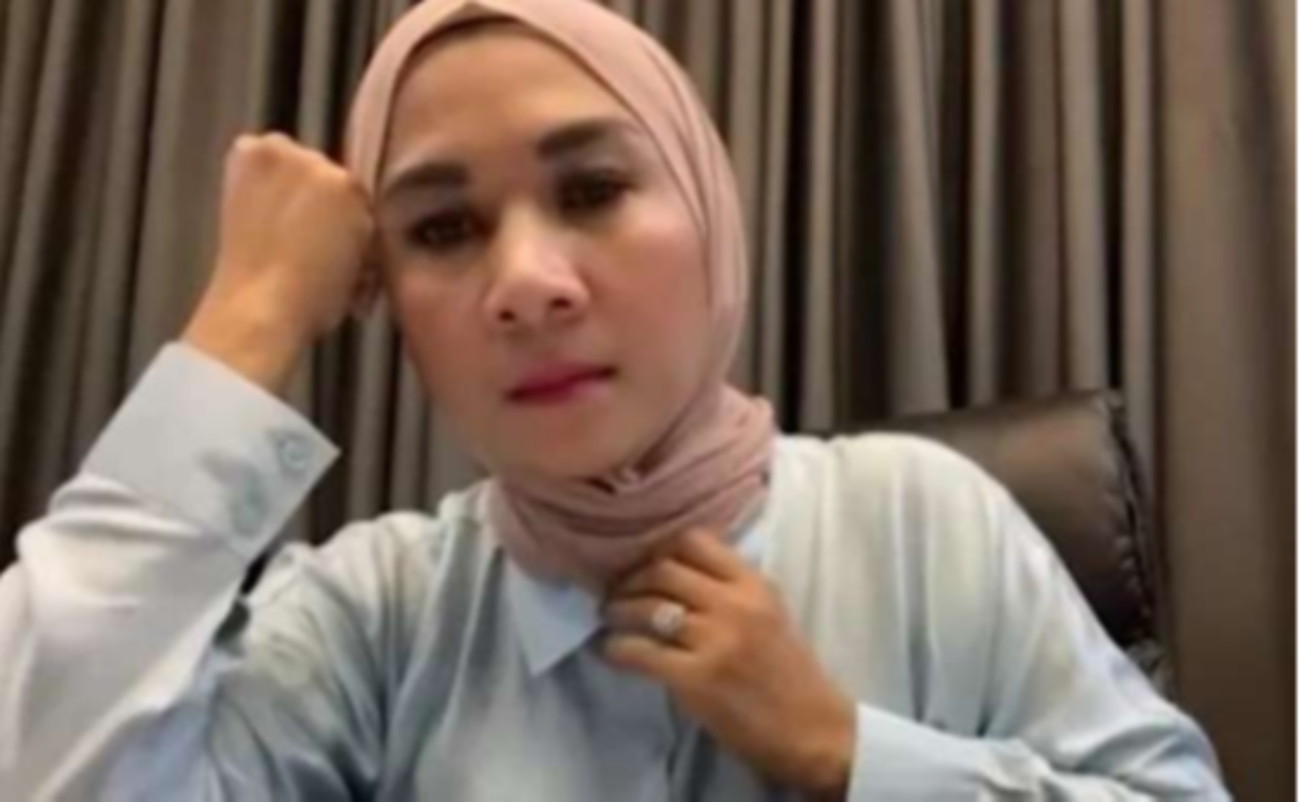 Rifa Handayani membahas skandalnya dengan Pak Menteri di kanal YouTube Hersubeno Arief. (Foto: YouTube Hersubeno Point)