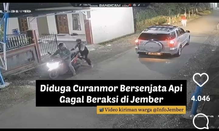 Pencuri diduga bersenjata api terekam CCTV saat beraksi (Foto: Tangkap Layar)