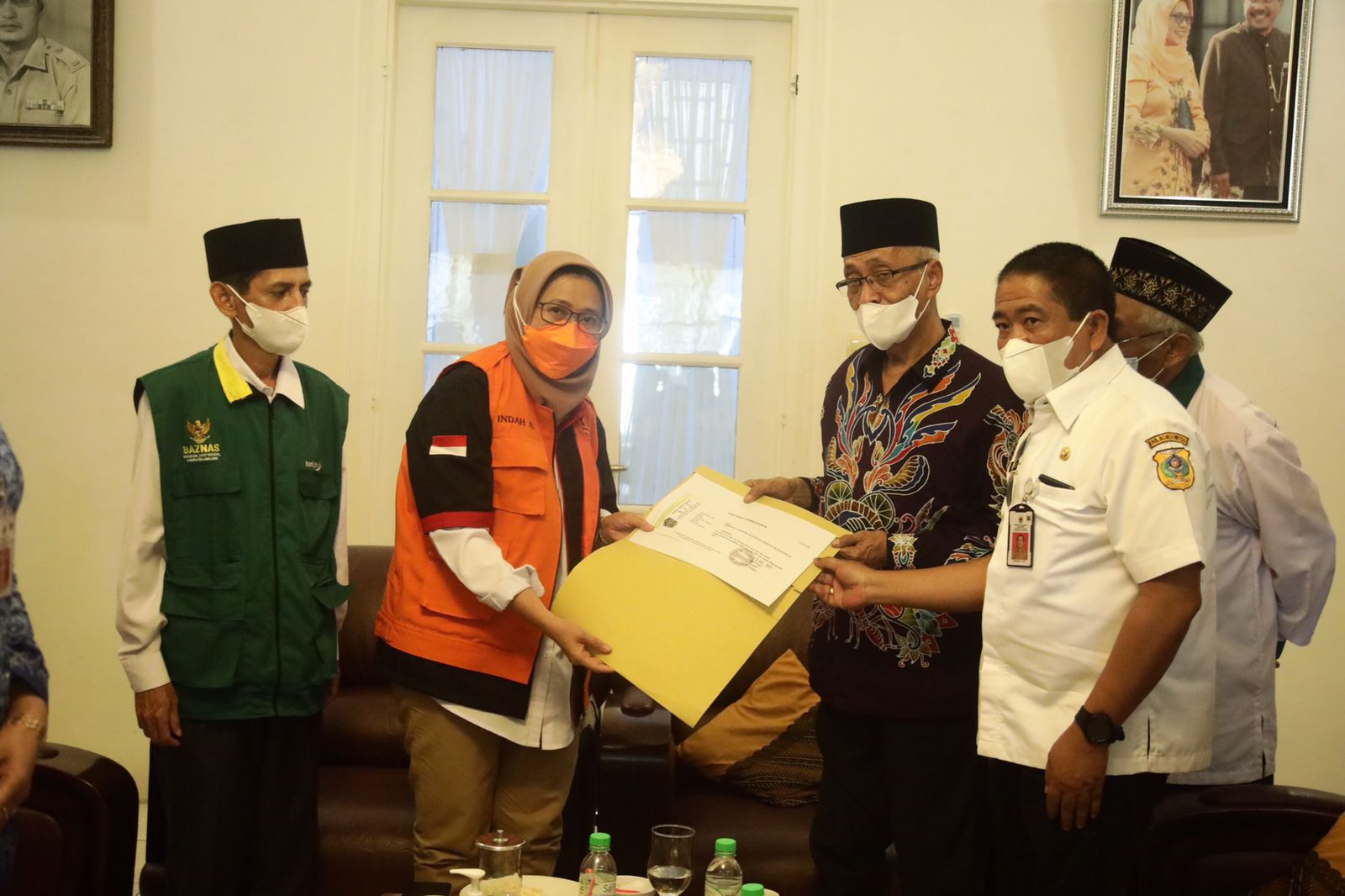 Wabup Lumajang Indah Amperawati terima bantuan dari Bondowoso. (Foto: Kominfo Lumajang)