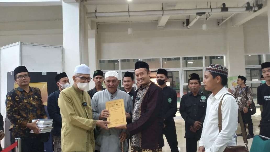 KJ Miftachul Akhyar dan para kiai muda. (Foto:Nhopibareng.id)