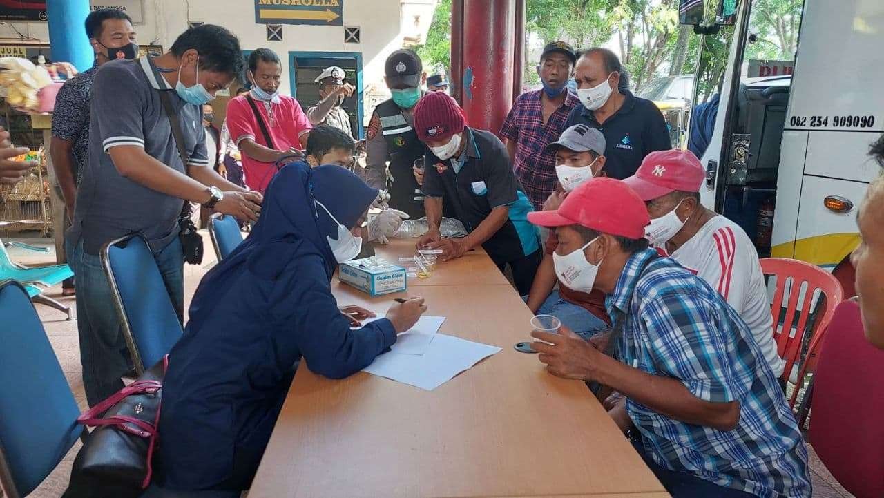 Para sopir bus di Terminal Bayuangga, Kota Probolinggo Dites urine. (Foto: Ikhsan Mahmudi/Ngopibareng.id)