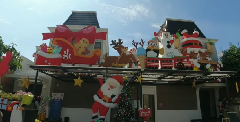 Hiasan Natal di dua unit rumah The Grand Kenjeran Surabaya. (Foto: Istimewa)