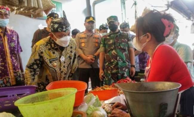 Forkompida Situbondo dipimpin langsung Bupati Karna Suswandi blusukan ke pasar tradisional memantau kenaikan harga sembako jelang Nataru.(foto: humas Situbondo)