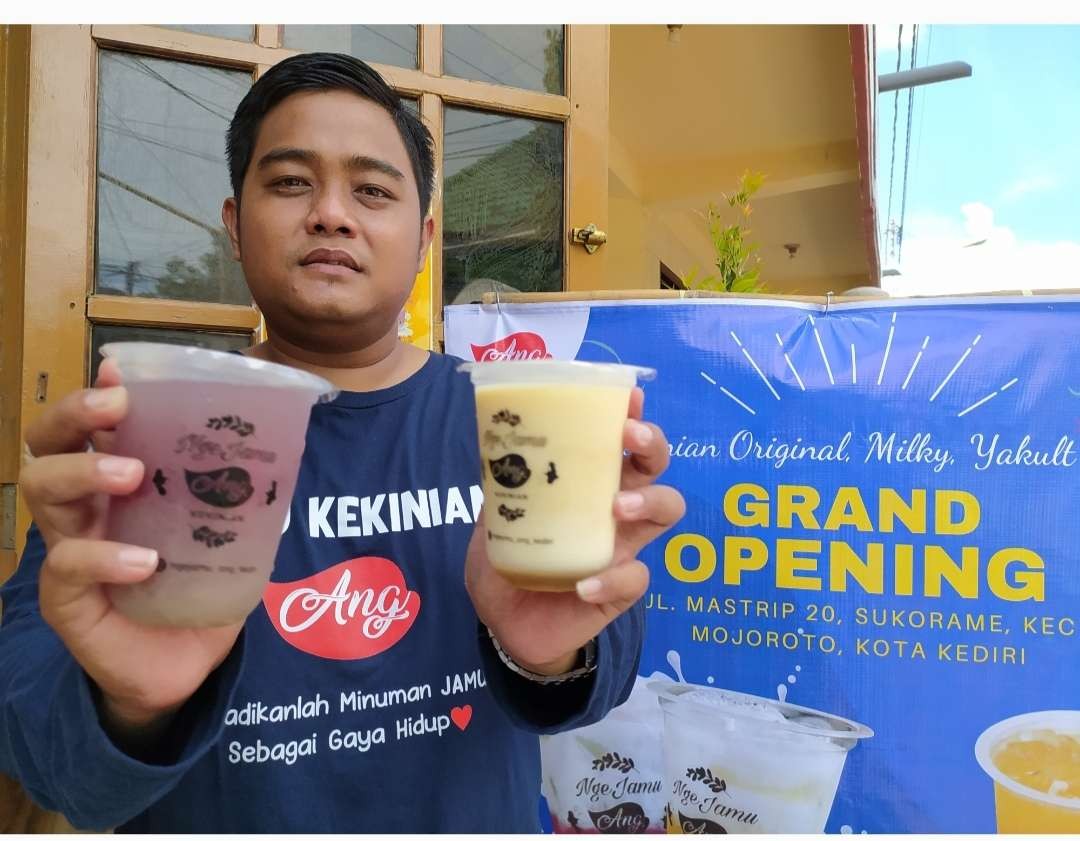 Keinginan Angga Pria Santoso untuk membuat produk jamu kekinian akhirnya terwujud. Produk jamu kekinian yang ia jual terdiri dari beragam varian.(Foto: Fendy Plesmana/Ngopibareng.id)