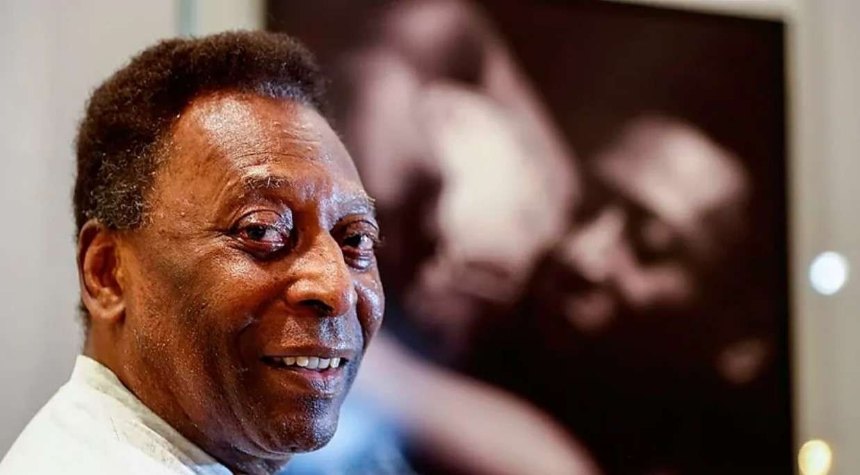 Pele diperbolehkan pulang dari rumah sakit untuk merayakan Natal bersama keluarganya. (Foto: Marca/AP)