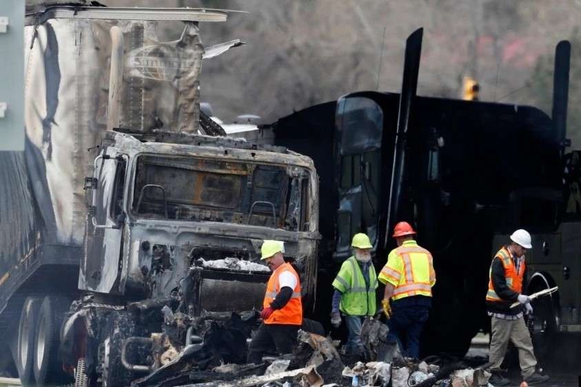 Petugas membereskan puing-puing dari jalan tol di Lakewood, Colorado, pada 26 April 2019, setelah kecelakaan terjadi di area tersebut yang melibatkan truk pengangkut kayu. Sang supir truk Rogel Aguilera-Mederos divonis hukuman 110 tahun penjara. (Foto: AP)