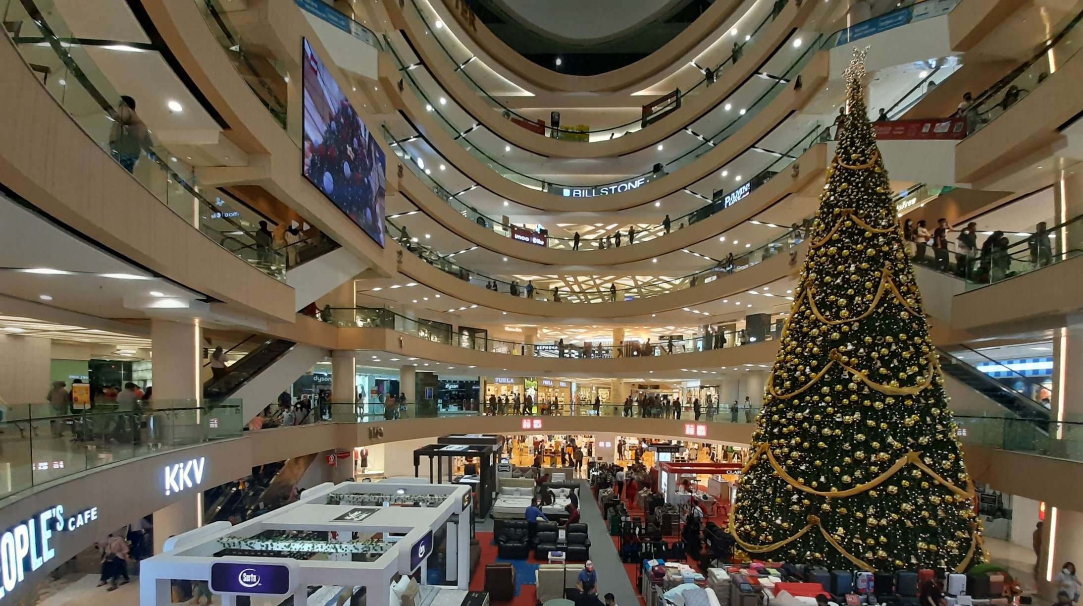 Susana Tunjungan Plaza (TP) Surabaya saat malam Natal, Jumat 24 Desember 2021. Ramai pengunjung berburu diskon. (Foto: Pita Sari/Ngopibareng.id)