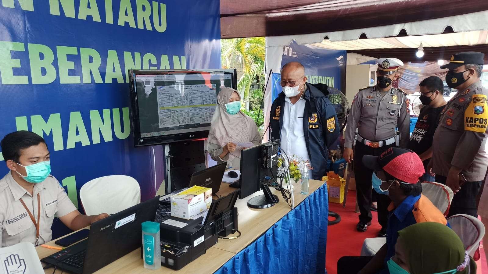 Anggota Komisi V DPR RI Sumail Abdullah Melihat Layanan di Posko Kesehatan Pelabuhan Penyebarangan Ketapang (Foto: Muh Hujaini/Ngopibareng.id)