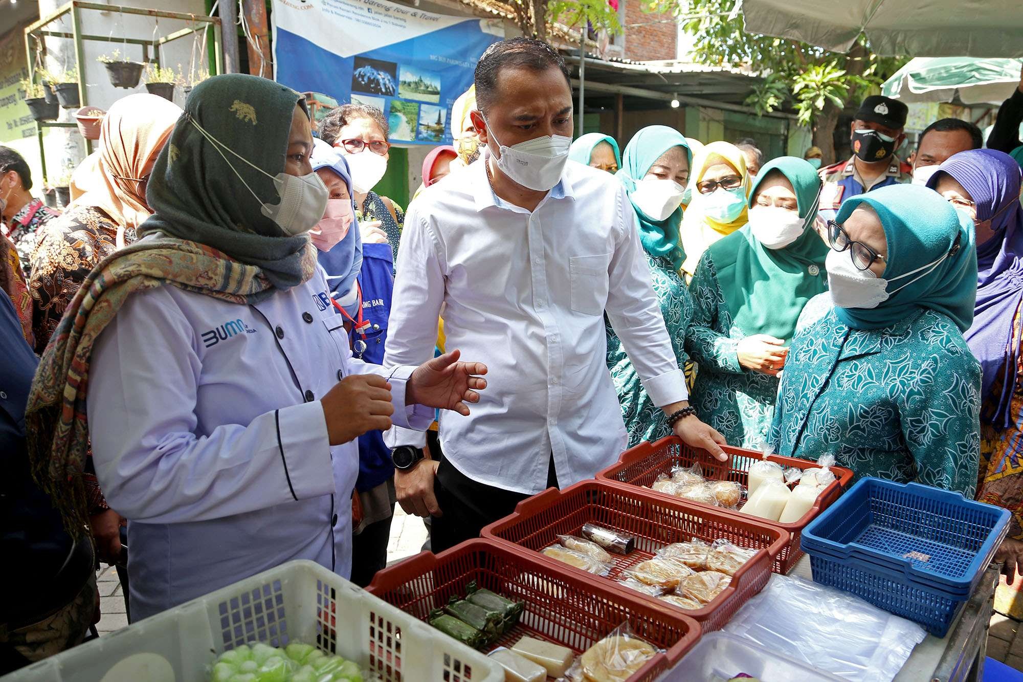 Walikota Surabaya Eri Cahyadi (tengah) saat melihat kondisi di Kampung Kue, Surabaya. (Foto: Istimewa)