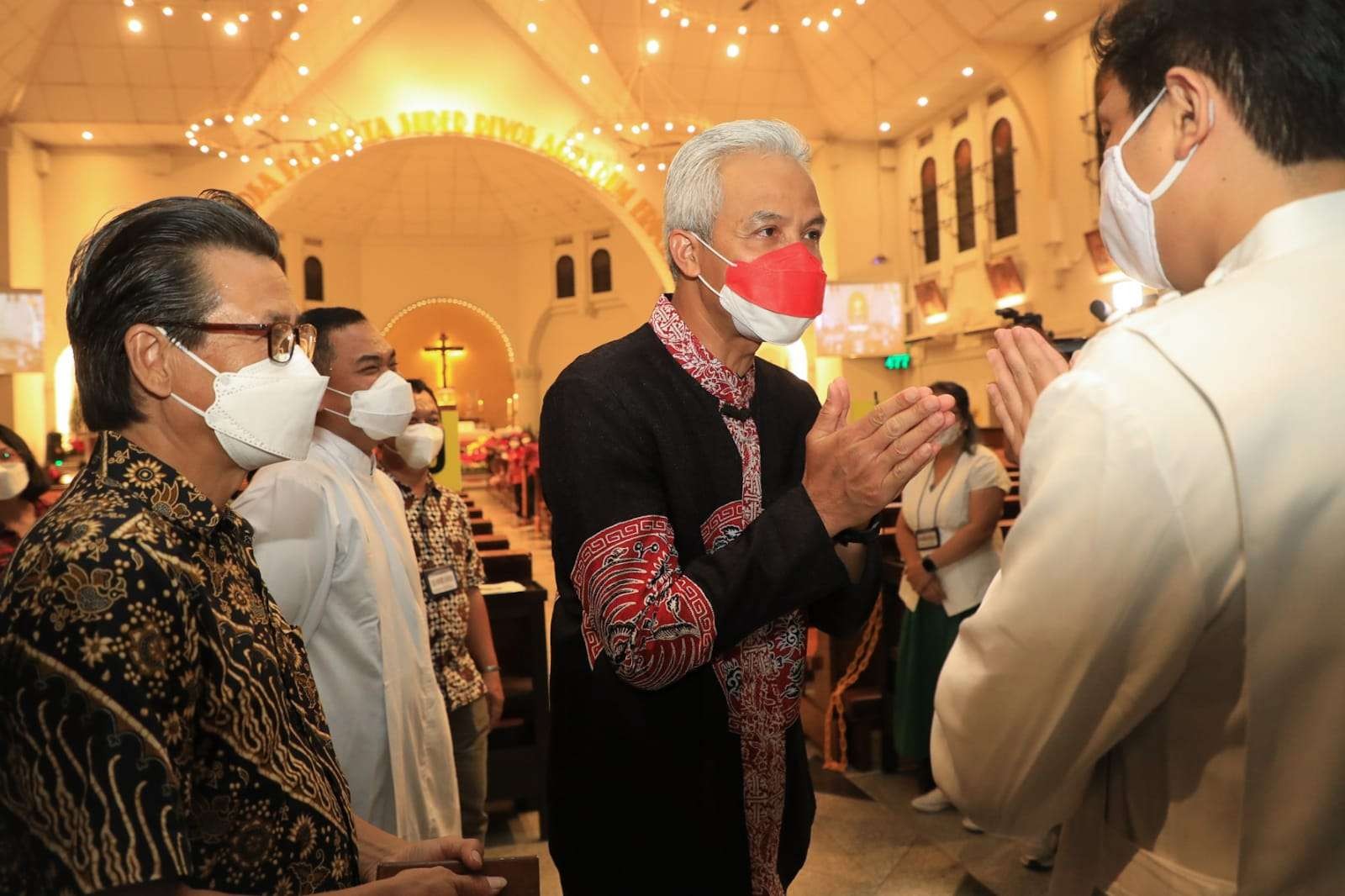 Gubernur Jawa Tengah Ganjar Pranowo saat mengunjungi umat Kristiani yang sedang merayakan Natal. (Foto: Istimewa)