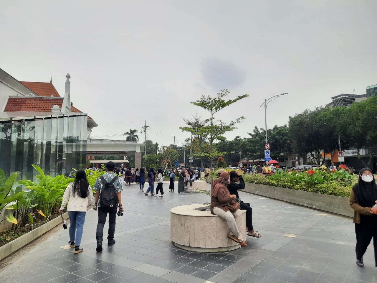 Susana Alun-Alun Kota Surabaya yang dipadati Pengunjung siang hari ini. (Foto: Pita Sari/Ngopibareng.id)