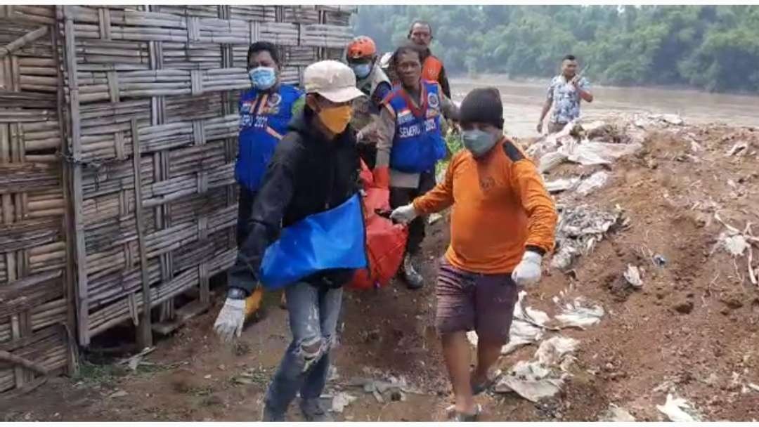 Relawan mengevakuasi jasad korban dari sungai Brantas Mojokerto. (Foto: Deni Lukmantara/Ngopibareng.id)