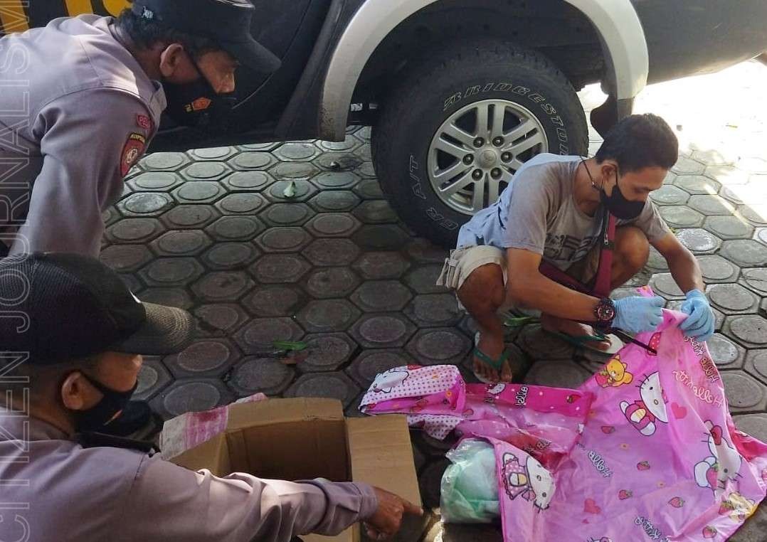 Polisi melakukan olah TKP penemuan bayi di sebuah warung milik warga di Ngantru, Tulungagung. (Foto: Dok Polres Tulungagung)