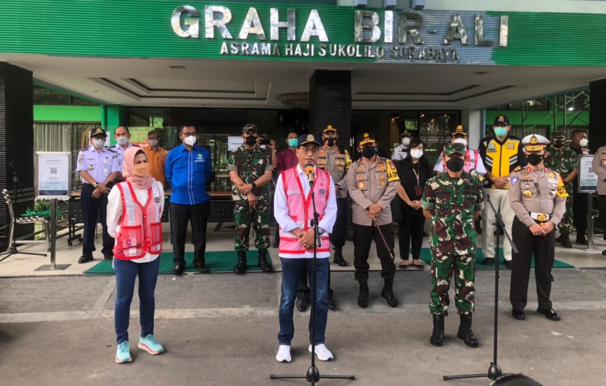 Menhub Budi Karya Sumadi saat berada di Asrama Haji Sukolilo, Minggu,26 Desember 2021 (Foto: Andhi Dwi/Ngopibareng.id)