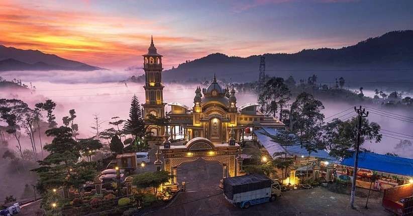 Masjid aminatul Jannah Lampung Barat. (Foto: Travellers)