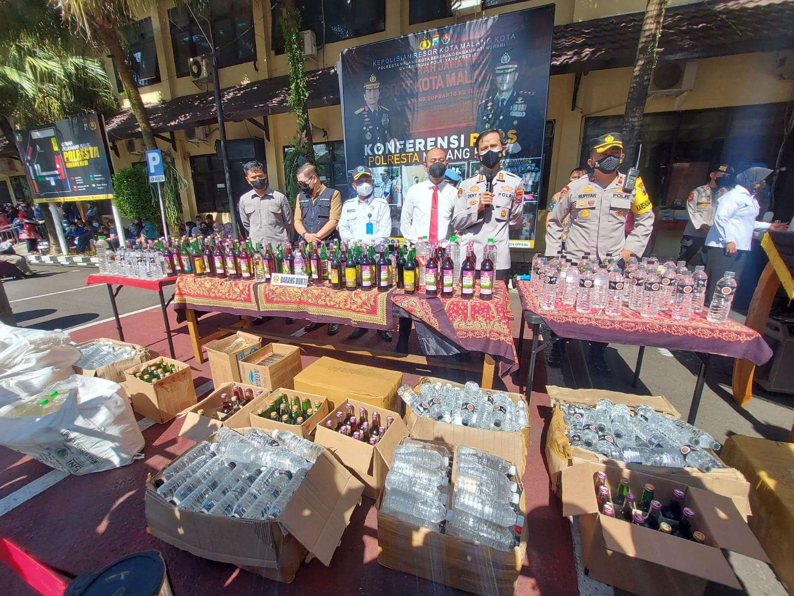 Ribuan botol minuman keras yang dimusnahkan oleh Polresta Malang Kota (Foto: Lalu Theo/ngopibareng.id)