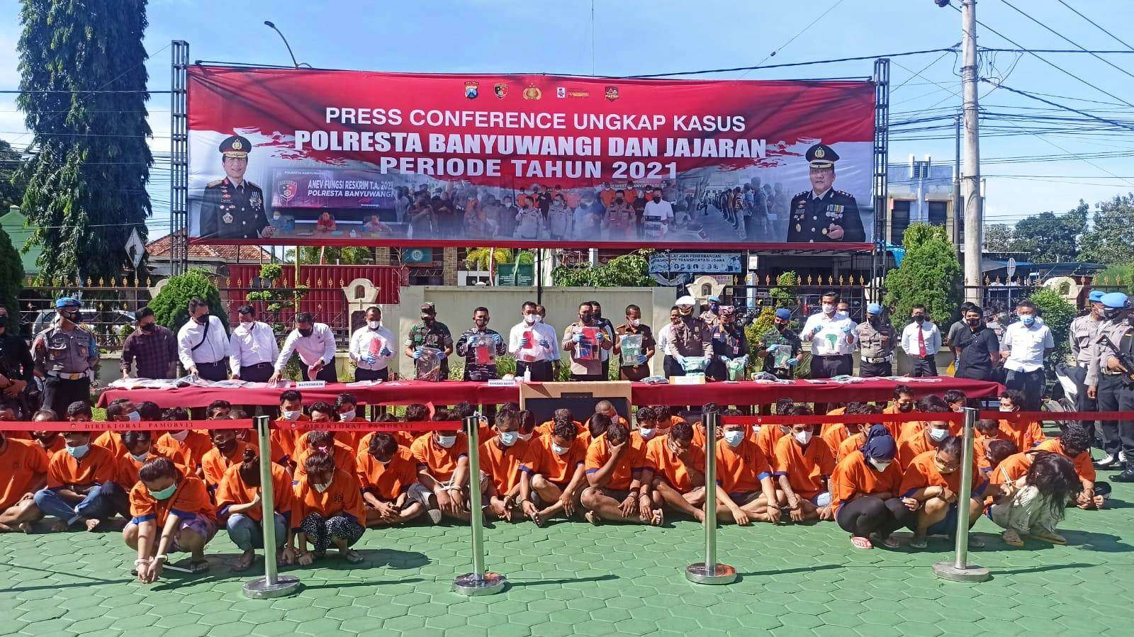 Kapolresta Banyuwani AKBP Nasrun Pasaribu menyampaikan hasil pengungkapan kasus selama tahun 2021 (foto: Muh Hujaini/Ngopibareng.id)