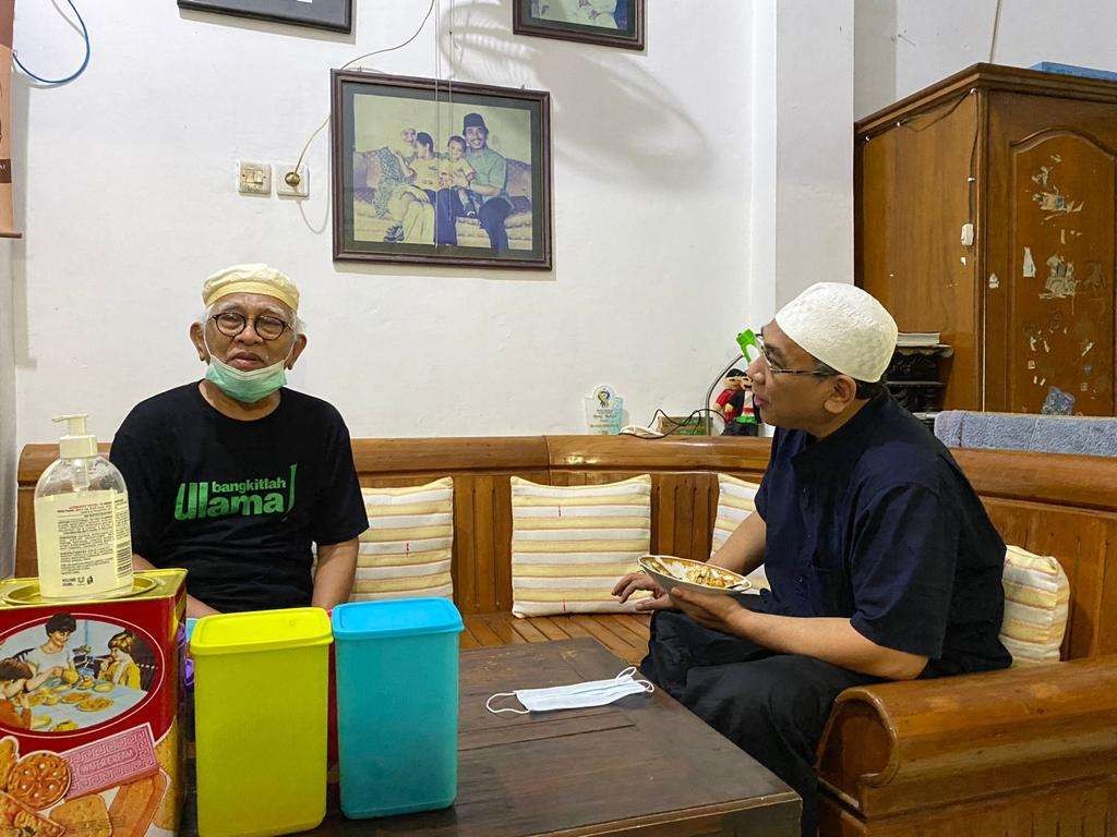 KH Ahmad Mustofa Bisri (Gus Mus) dan KH Yahya Staqut (Gus Yahya) sehabis sarapan pagi di kediaman putra KH M Cholil Bisri (almaghfurlah) yang menjadi tempat tinggal Gus Yahya, Senin 27 Desember 2021. (Foto-foto: rizal wijaya)