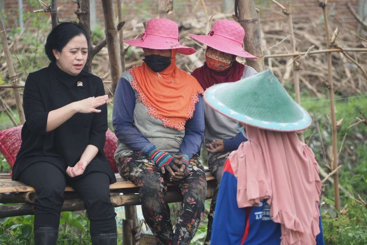 Ketua DPR Puan Maharani mendengarkan keluhan ibu-ibu terkait harga kebutuhan sehari-hari yang terus melonjak. (Foto: Istimewa)