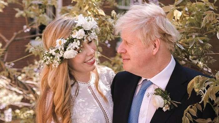 Perdana Menteri Inggris, Boris Johnson berfoto bersama dengan Carrie Johnson usai menggelar acara pernikahan di taman 10 Downing Street, London, 29 Mei 2021. (Foto: reuters)