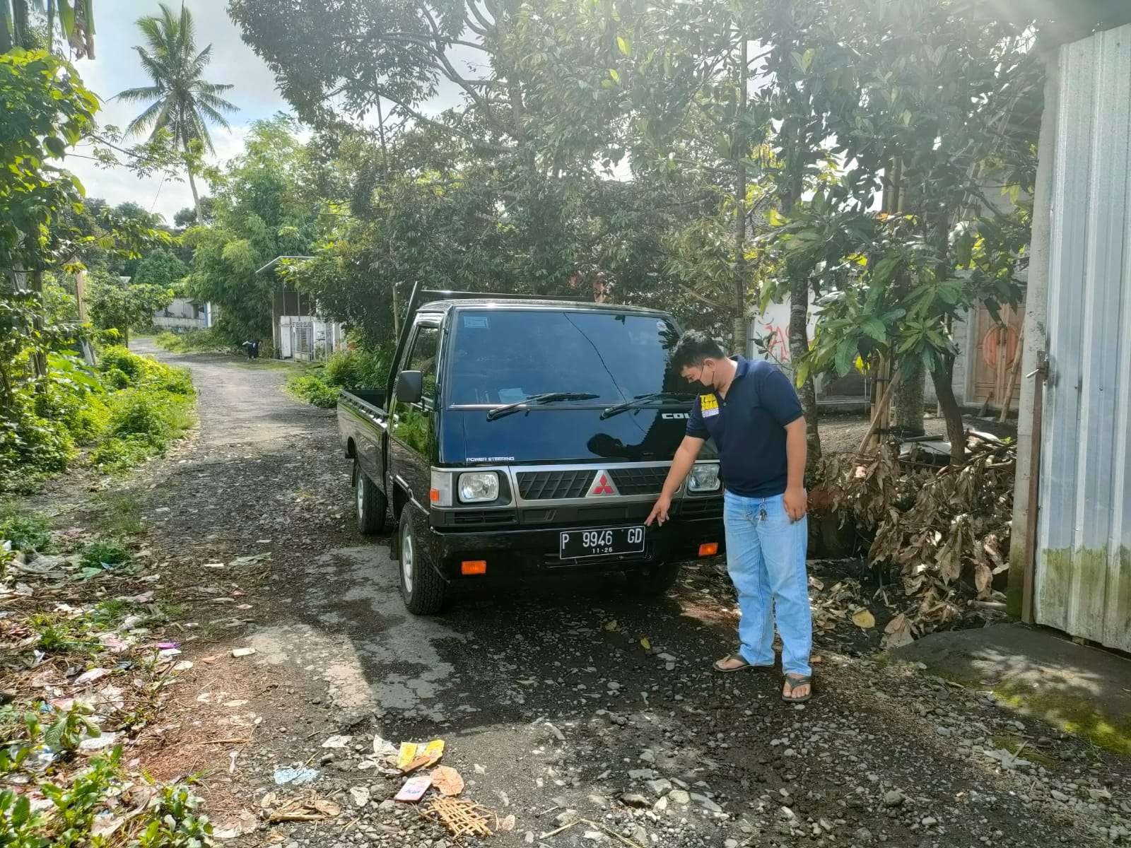 Polisi melakukan olah TKP di sekitar tempat penemuan mobil pikap korban (Foto: Istimewa)