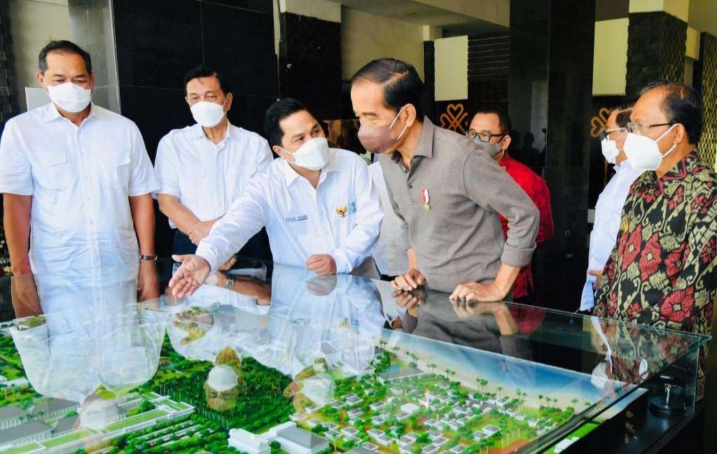 Presiden Joko Widodo melihat maket RS Internasional di Sanur Bali (foto: Setpres)