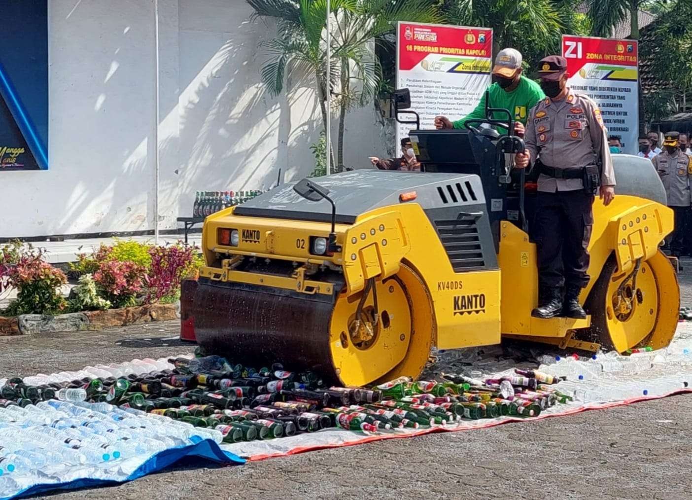 Ribuan botol miras dan narkoba dimusnahkan di halaman Mapolresta Probolinggo. (Foto: Ikhsan Mahmudi/Ngooibareng.id)