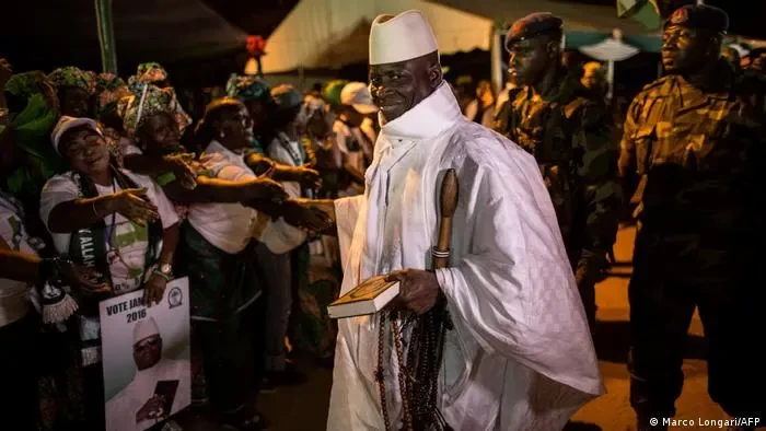 Mantan Presiden Gambia Yahya Jammeh (tengah) disambut oleh para pendukungnya saat tiba di sebuah kampanye di Brikama. (Foto: dw.com)