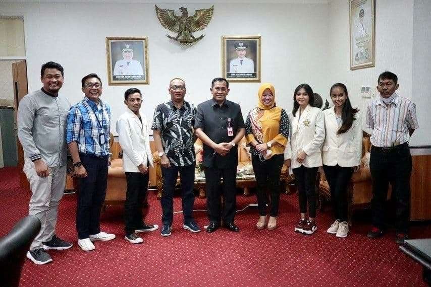 Foto bersama Dr. Hudiono, Kepala Dinas Komunikasi dan Informatika (Kominfo) Jawa Timur (Tengah)  dengan Drs. Eko Pamuji, M.Si., Sekretaris PWI Jawa Timur, dan Dr. Meithiana Indrasari, S.T., M.M., Ketua Stikosa - AWS beserta civitas academica Stikosa - AWS, usai _audiensi_ Program Beasiswa Untuk Anak - Anak Wartawan PWI, di Ruang Kepala Kominfo Jawa Timur, Senin 27 Desember 2021. (Foto: ist)