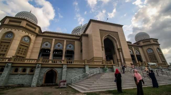 Masjid Al Markazul sebagai tempat tujuan wisata religi. (Foto: Travellers)