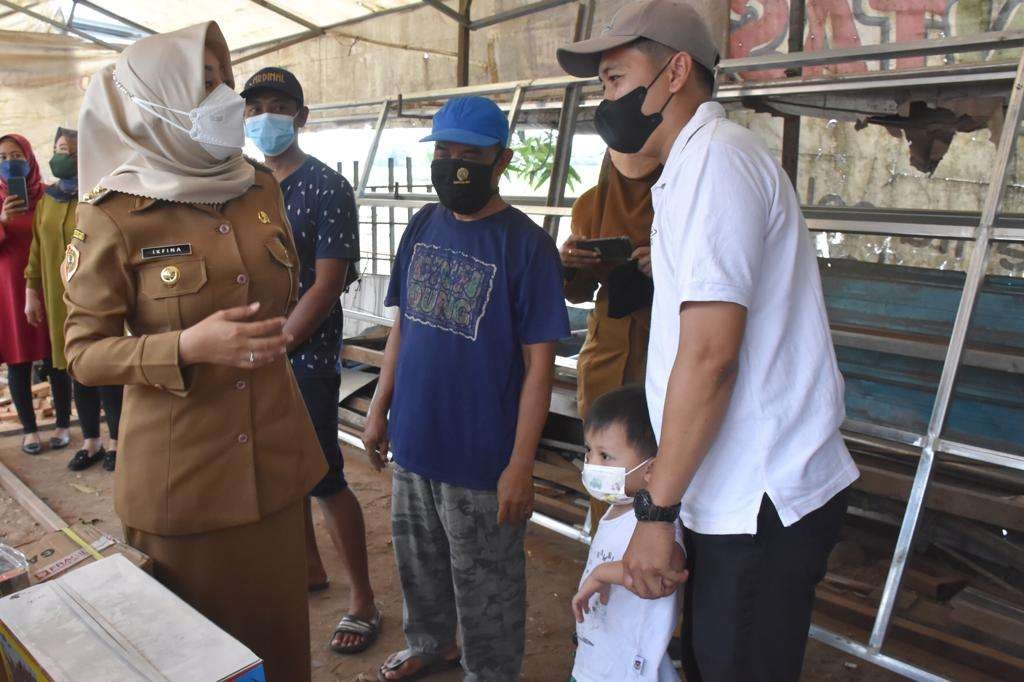 Bupati Mojokerti Ikfina Fahmawati door to door beri bantuan peralatan untuk IKM. (Foto: Deni Lukmantara/Ngopibareng.id)