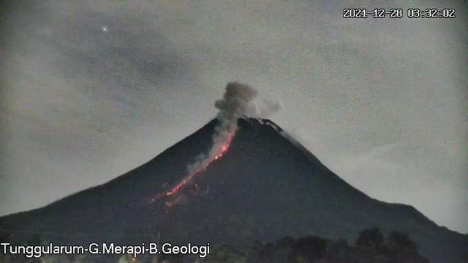 Kondisi Gunung Merapi terkini usai guguran awan panas. (Foto: Twitter @BPPTKG)