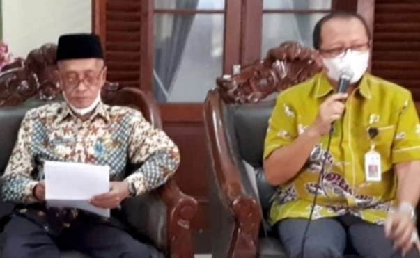 Bupati Bondowoso KH. Salwa Arifin dan Kepala Dinkes M. Imron meminta 10 kecamtan rendah capaian vaksinasi genjot layanan dengan door to door. (Foto: Guido Saphan/Ngopibareng.id)