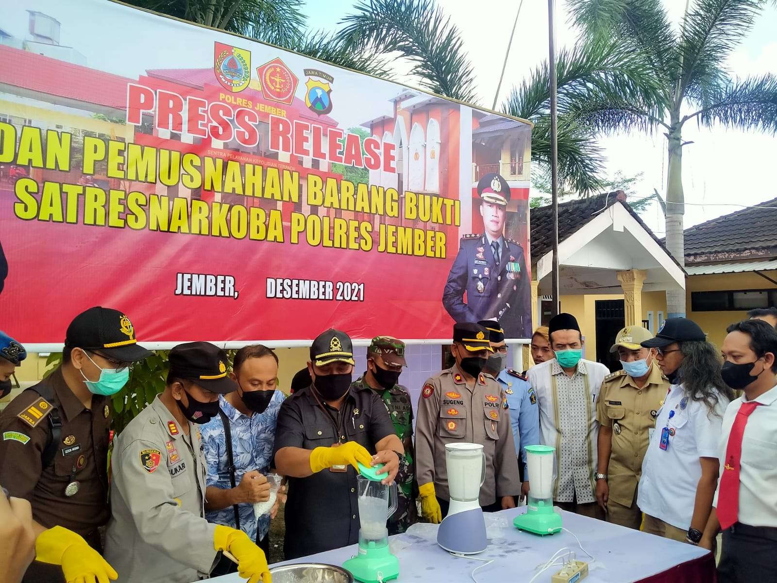 Pemusnahan barang bukti hasil ungkap Satrenarkoba Polres Jember tahun 2021. (Foto: Rusdi/Ngopibareng.id)