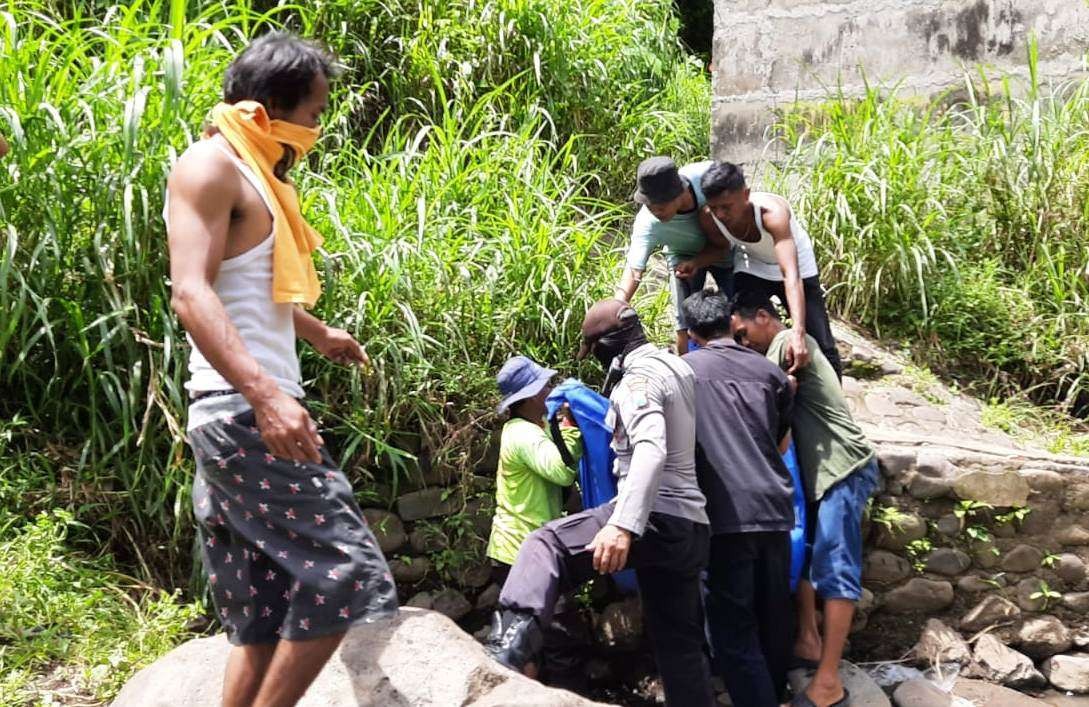 Petugas Kepolisian bersama warga melakukan evakuasi jenazah korban di dasar jurang sedalam 25 meter (foto:istimewa)