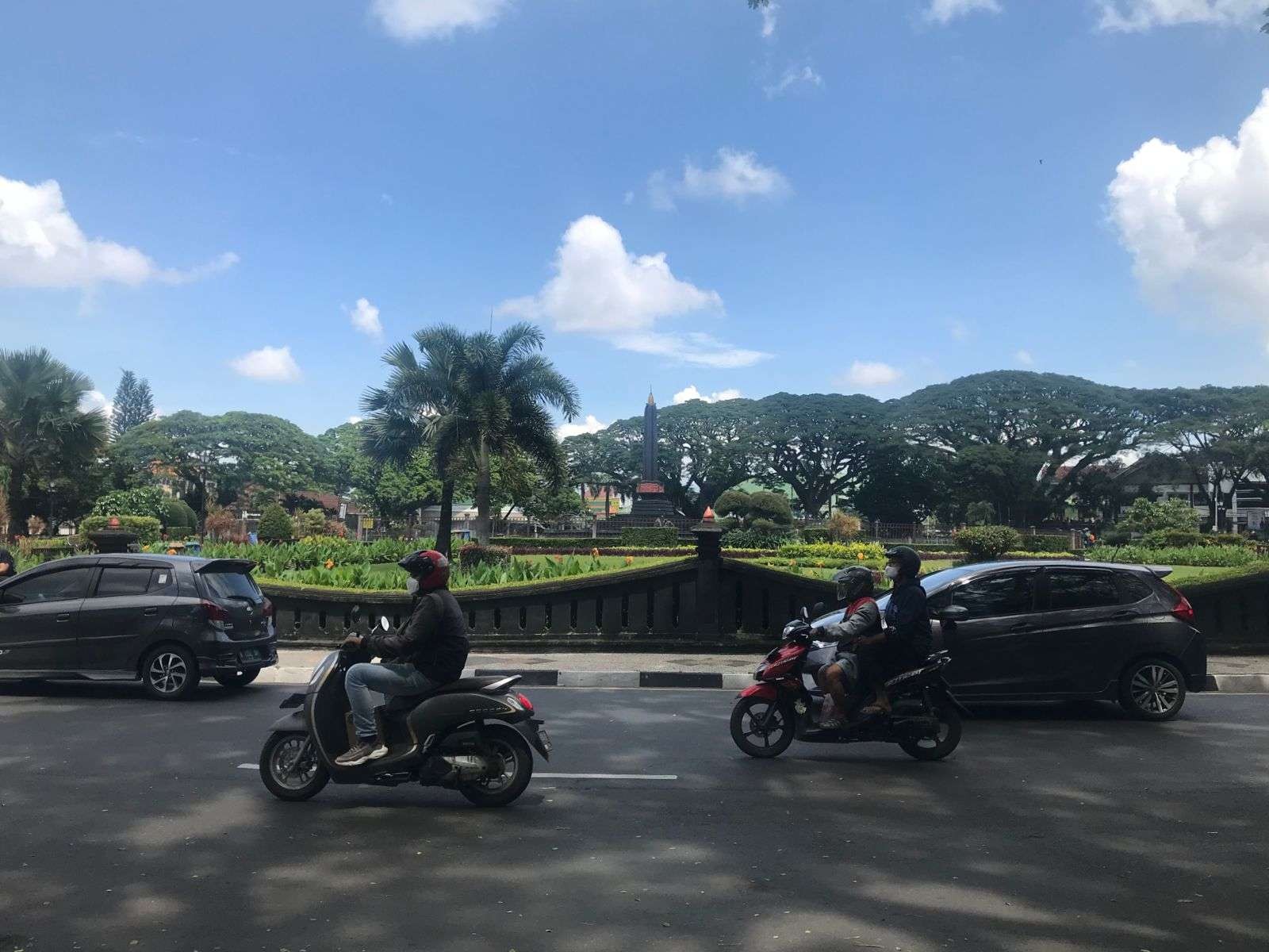 Ilustrasi penduduk Kota Malang saat beraktivitas di sekitar Alun-Alun Merdeka (Foto: Lalu Theo/ngopibareng.id)